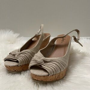 Solanz Sz. 8.5 Oatmeal Peeptoed Wedge Heels